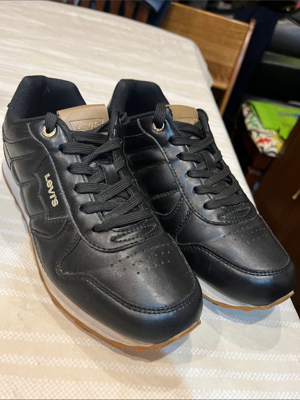 Levi’s Black Comfort Sneaker size 7.5 women’s
